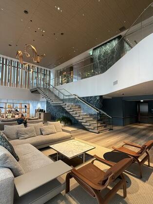 メインラウンジ吹抜